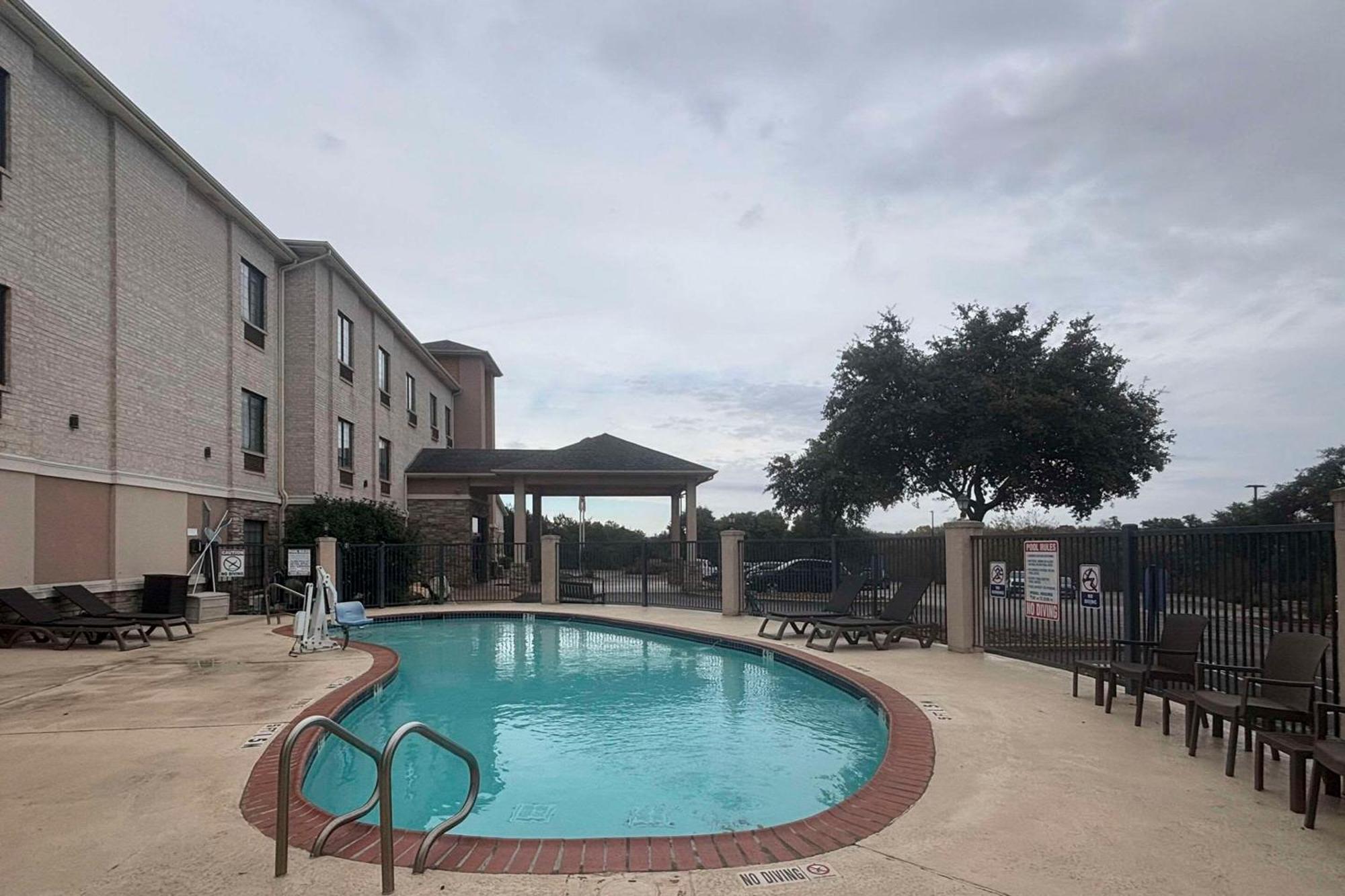 Comfort Inn & Suites Burnet Exterior photo